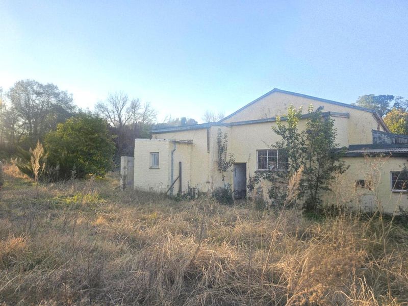 Property with Exceptional Renovation Potential - Photo 5