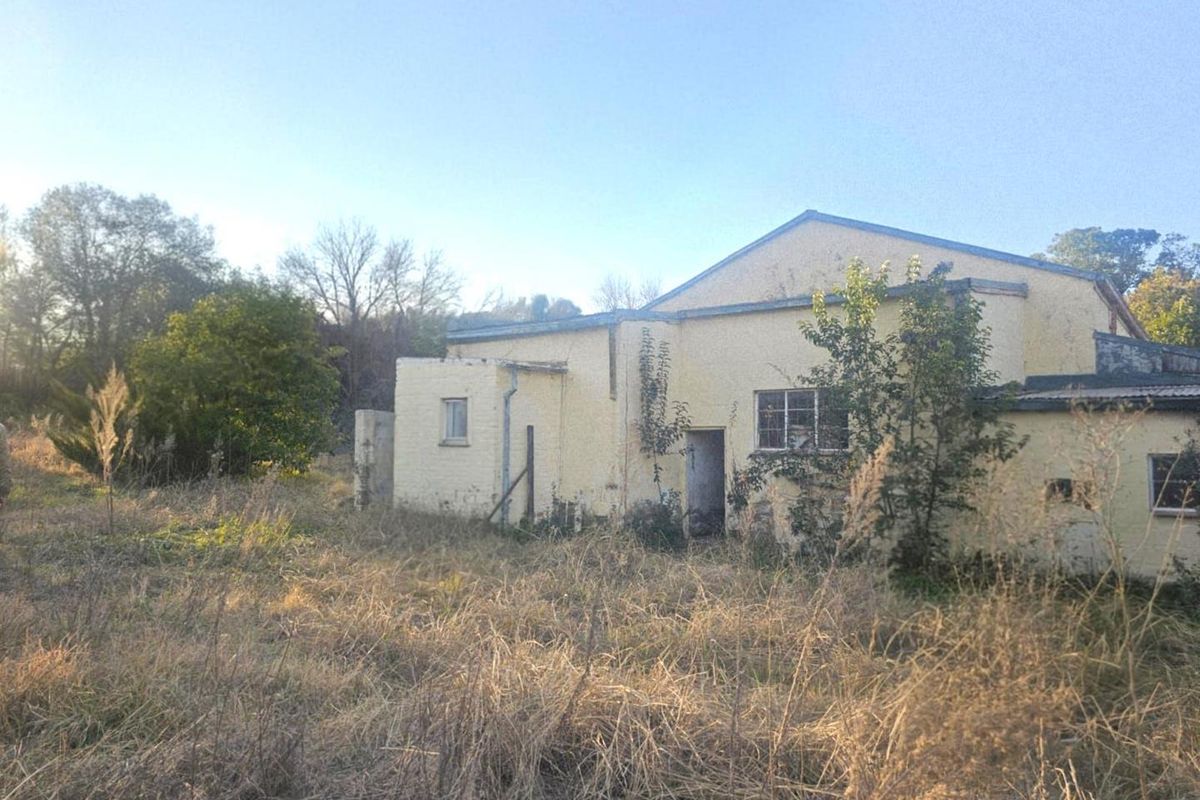 Property with Exceptional Renovation Potential - Photo 5