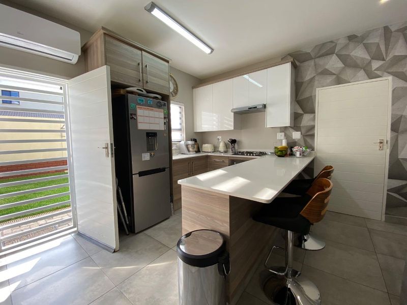 Modern & Chic 3-Bedroom Duplex – Stylish Comfort Awaits - Photo 9