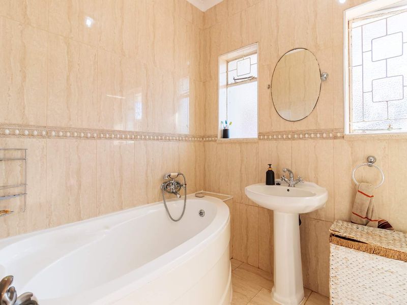 SPACIOUS FAMILY HOME WITH EXTRA ACCOMMODATION - Photo 6