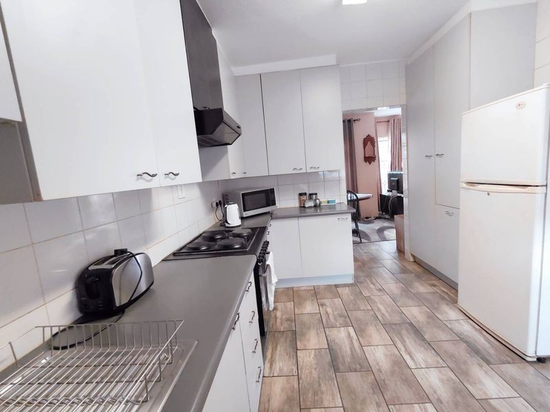 Entertain & Unwind: 2-Bedroom with a Private Garden - Photo 6