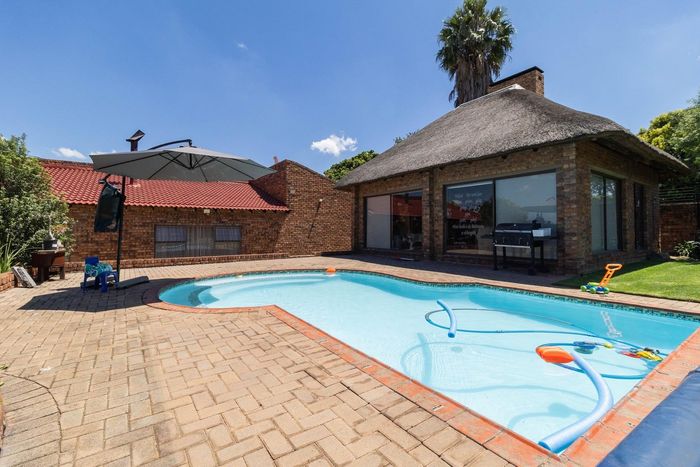 Property #2467314, House For Sale in Rooihuiskraal