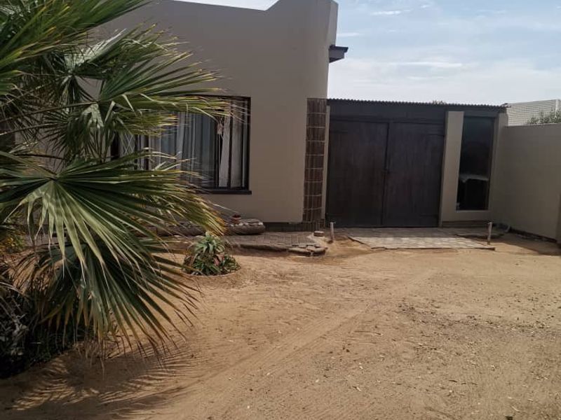 For sale - Hentiesbay "Spacious Serenity: 2-Bedroom House with Garden & Garages! - Photo 5