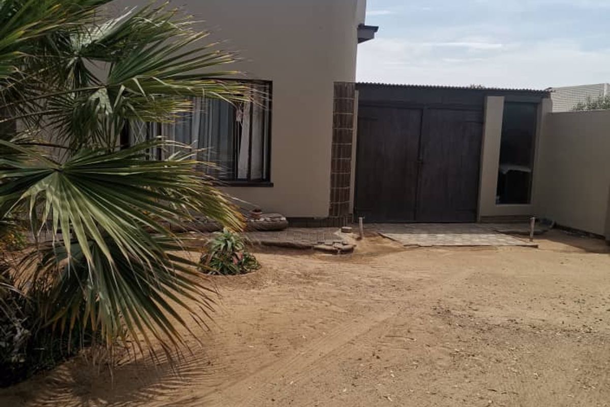 For sale - Hentiesbay "Spacious Serenity: 2-Bedroom House with Garden & Garages! - Photo 5