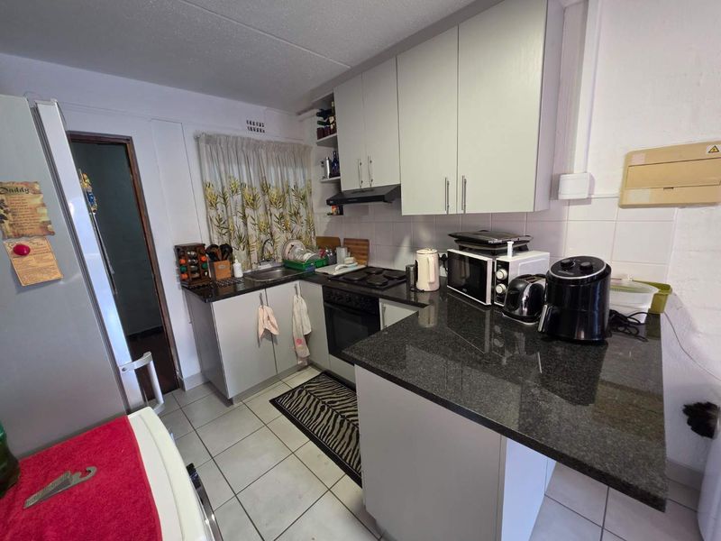 Newly Renovated 4 Bed 2 Bath Apartment open plan living area with kitchenette with 4 Secure Parkings allocated - Photo 6