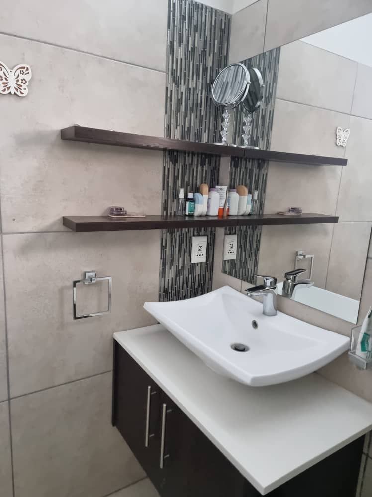 Main bedroom bathroom