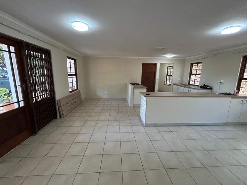 Spacious 2 Bedroom Cottage with Garage & Private Garden - Photo 4