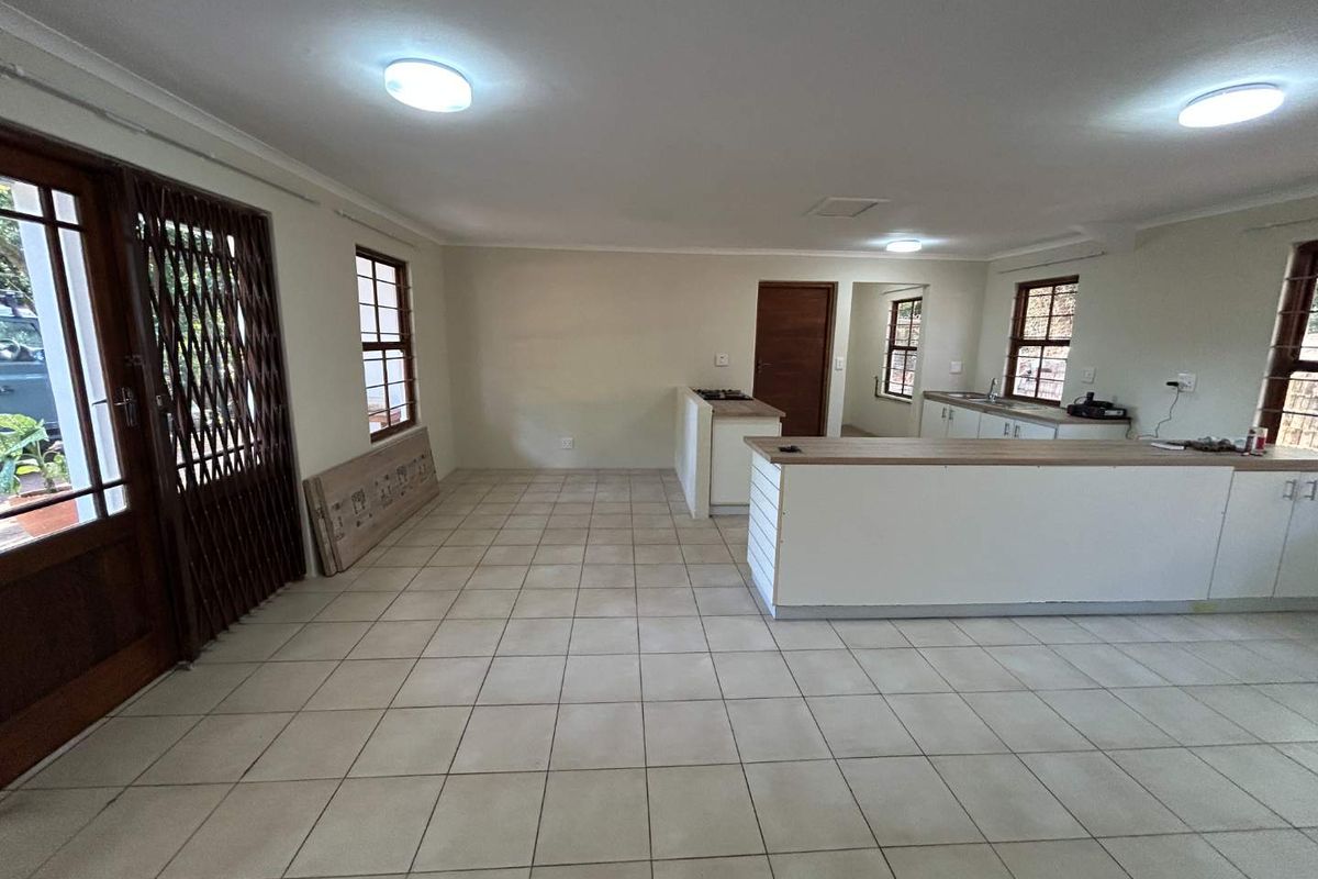 Spacious 2 Bedroom Cottage with Garage & Private Garden - Photo 4