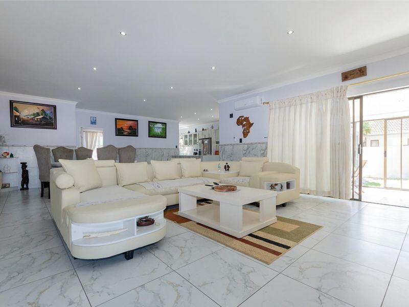 3 Bedroom House with Self-contained Flatlet - Photo 2