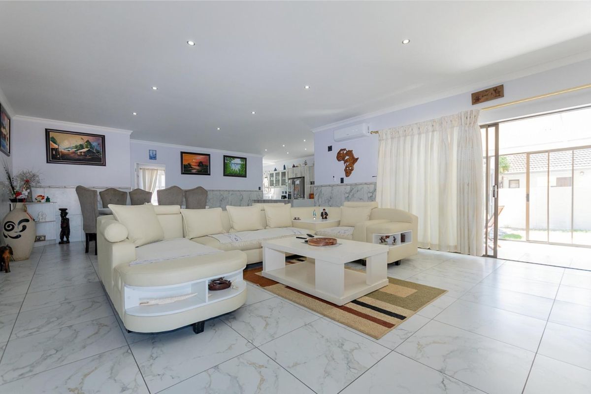 3 Bedroom House with Self-contained Flatlet - Photo 2