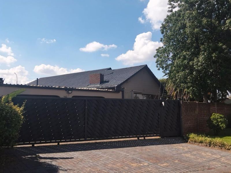 3-Bedroom Home with Flatlet in Verwoerdpark – Endless Potential! - Photo 2