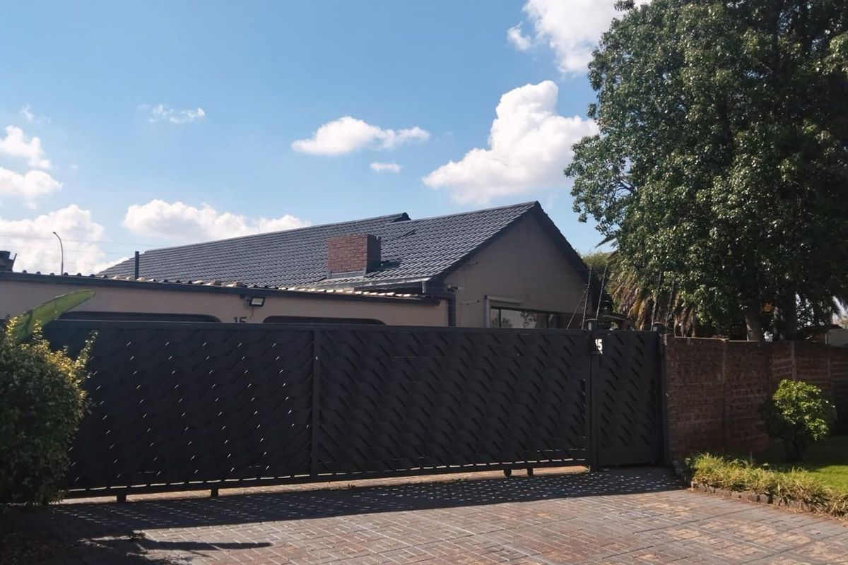 3-Bedroom Home with Flatlet in Verwoerdpark – Endless Potential! - Photo 2