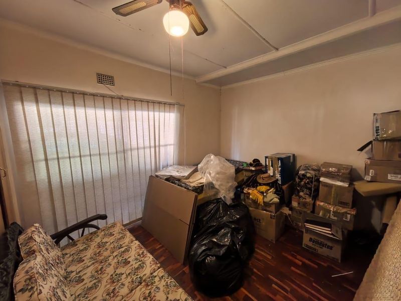 Spacious five bedroom home with flatlet, pool & off-grid features - Photo 9