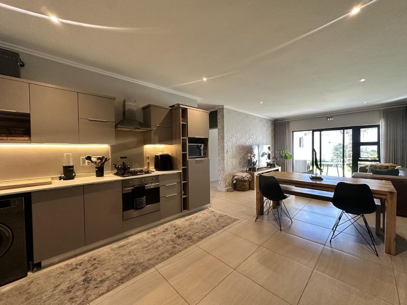 VERY PRIVATE AND MODERN 2 BEDROOM GROUND FLOOR UNIT IN BRYANSTON FOR RENT!! - Photo 1
