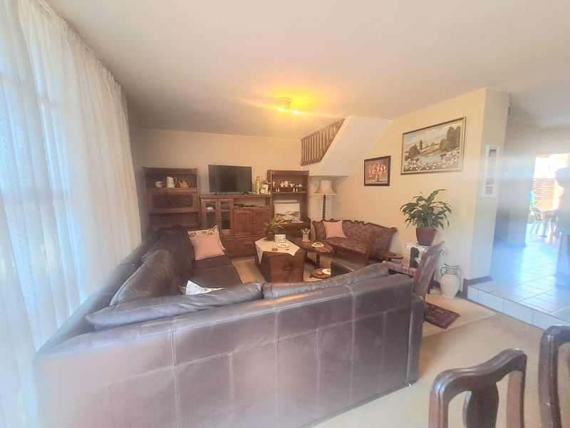 Very Spacious Townhouse for Sale - Photo 7