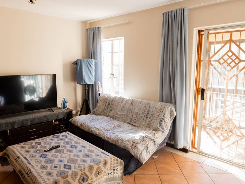 FOR SALE: 2-Bedroom Ground Floor Unit in Mooikloof Ridge - Photo 6