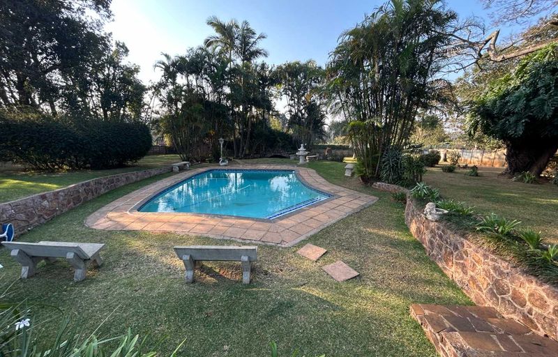 Spacious 5-Bedroom Family Home with Cottage, Pool & Excellent Entertainment Space