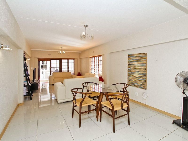 STUNNING 2 BED APARTMENT - Photo 10