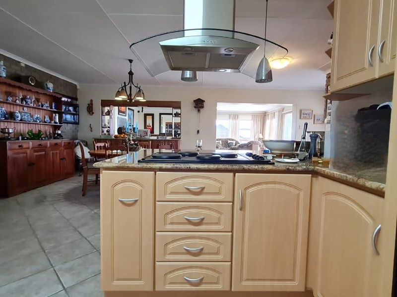 3 Bedroom House with Office and Flat in Dana Bay - Photo 8