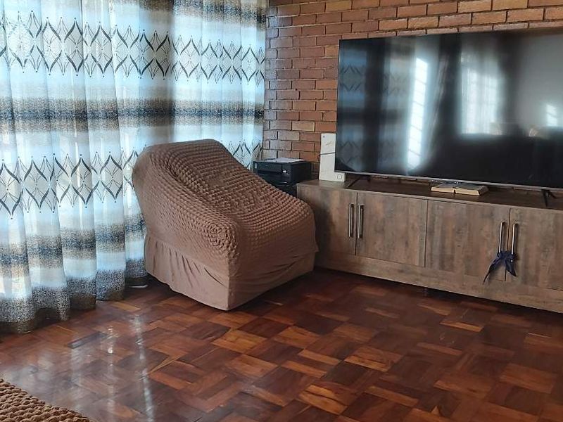 Gorgeous 5 Bedroom home - Photo 3
