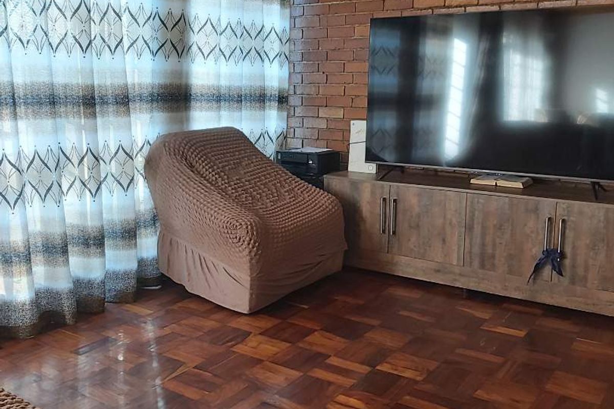 Gorgeous 5 Bedroom home - Photo 3