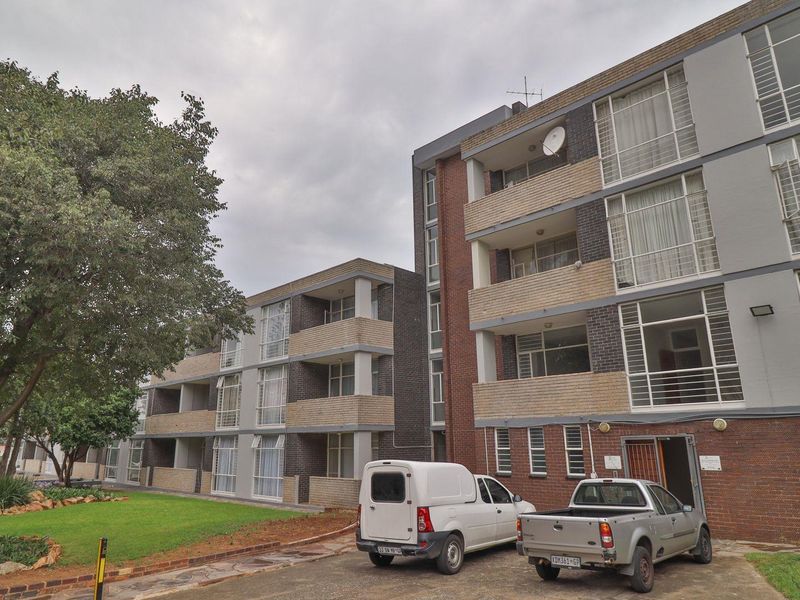 Refurbished 3 bed, 2 bath apartment - Photo 9