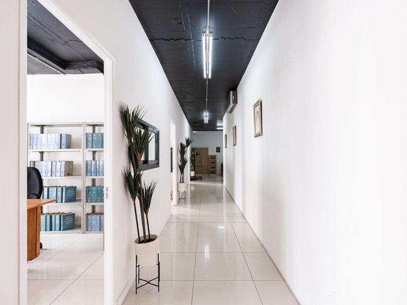 CBD PERIPHERY OFFICE TO LET - Photo 2