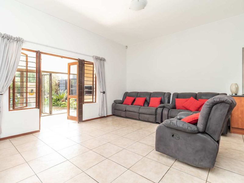 Spacious pet friendly unit available near Hillfox - Photo 4