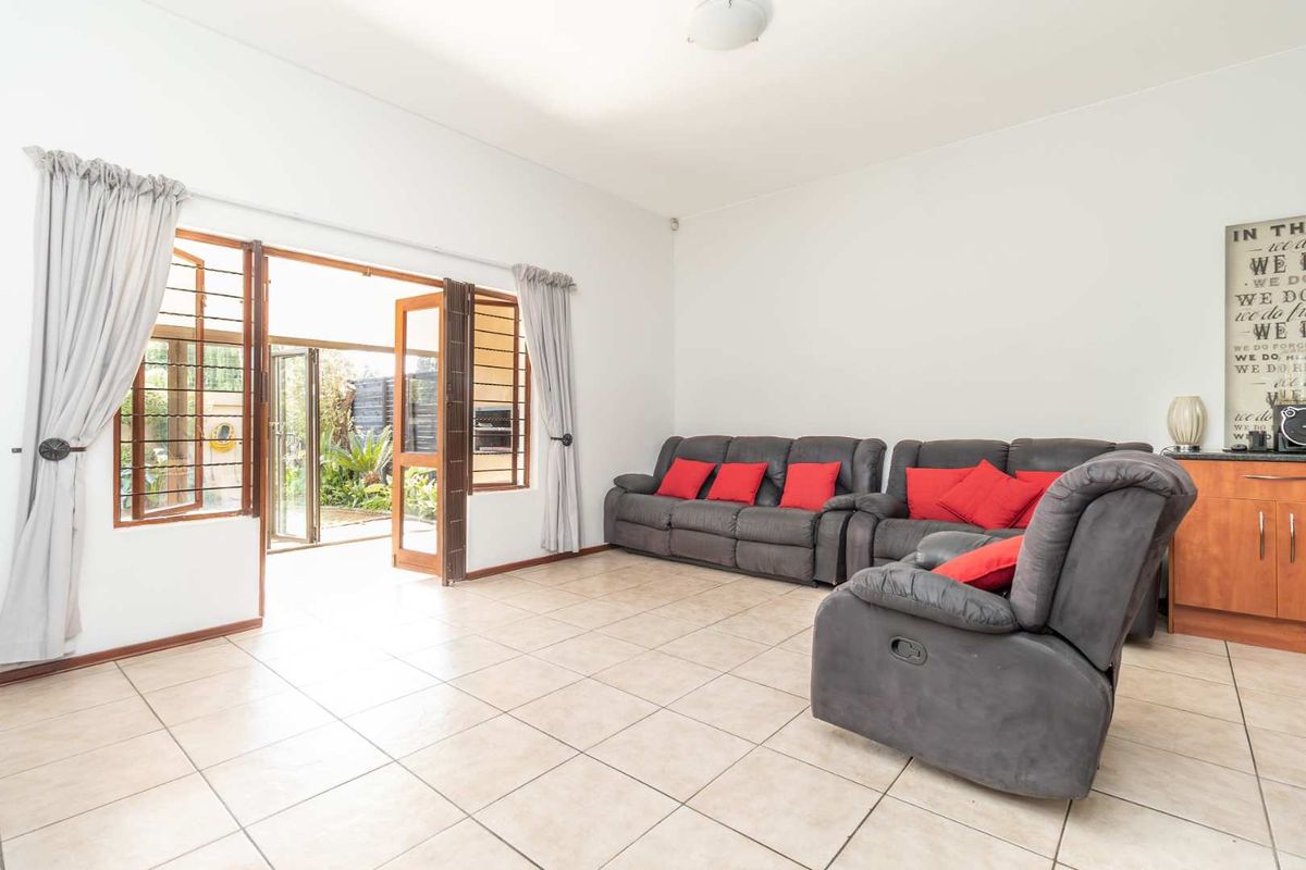 Spacious pet friendly unit available near Hillfox - Photo 4