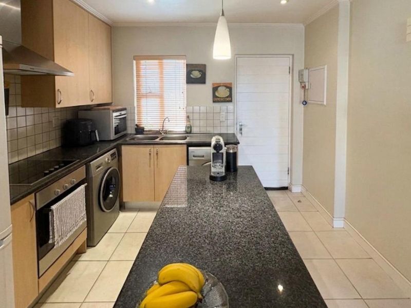 Contemporary 2-Bedroom Apartment Minutes from Sandton CBD - Photo 2