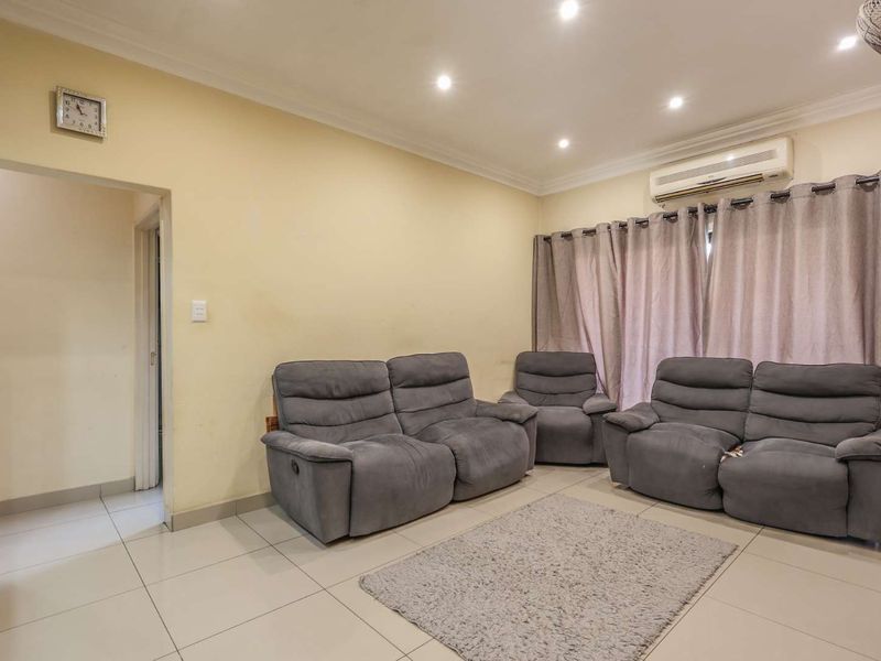 Stunning Two Bedroom Unit In Lakeridge Estates - Photo 7