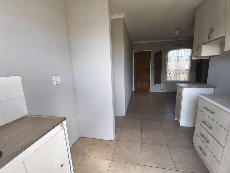 Cozy 3-Bed, 1-Bath Family Home with Massive Yard & Endless Potential! - Photo 4