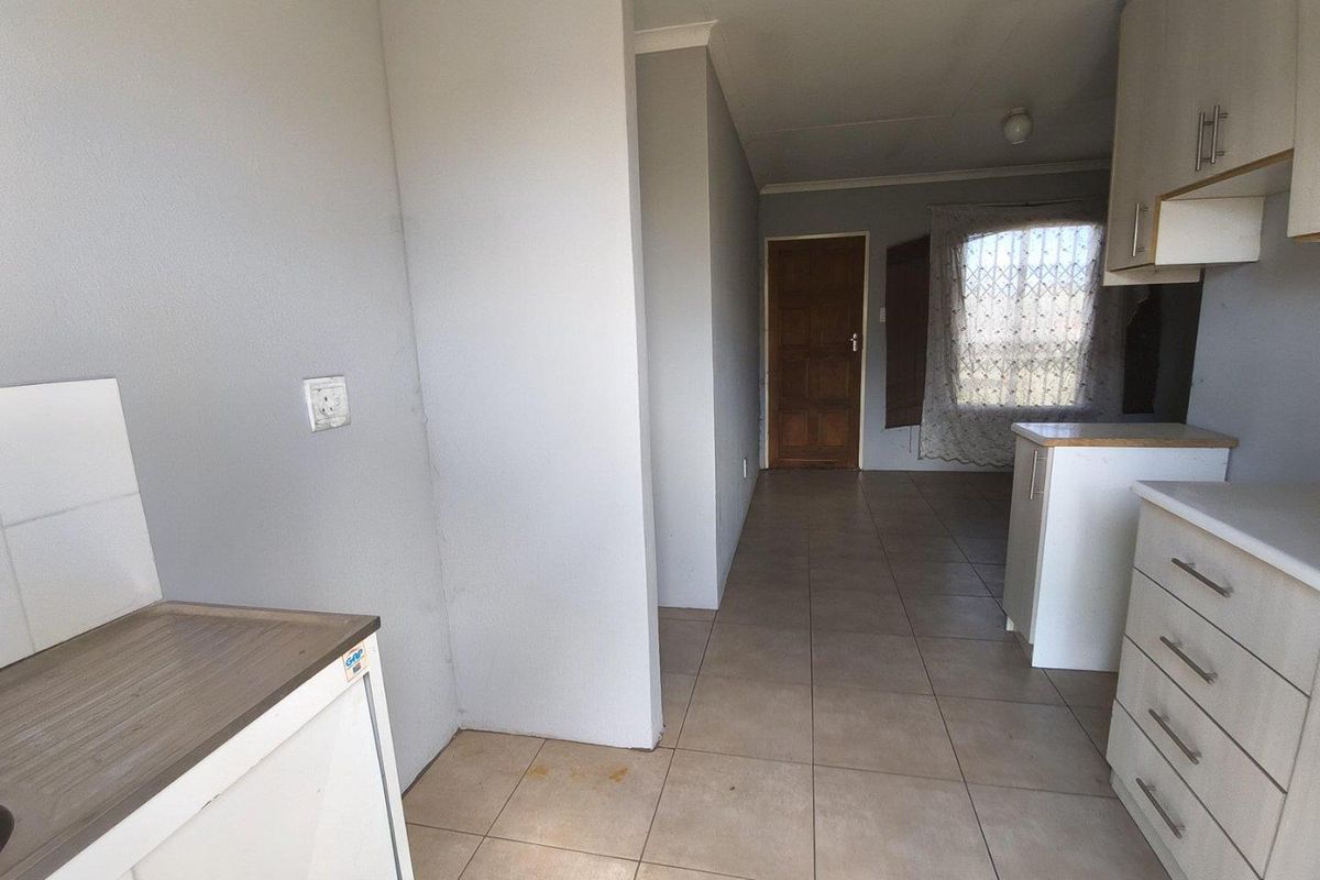 Cozy 3-Bed, 1-Bath Family Home with Massive Yard & Endless Potential! - Photo 4