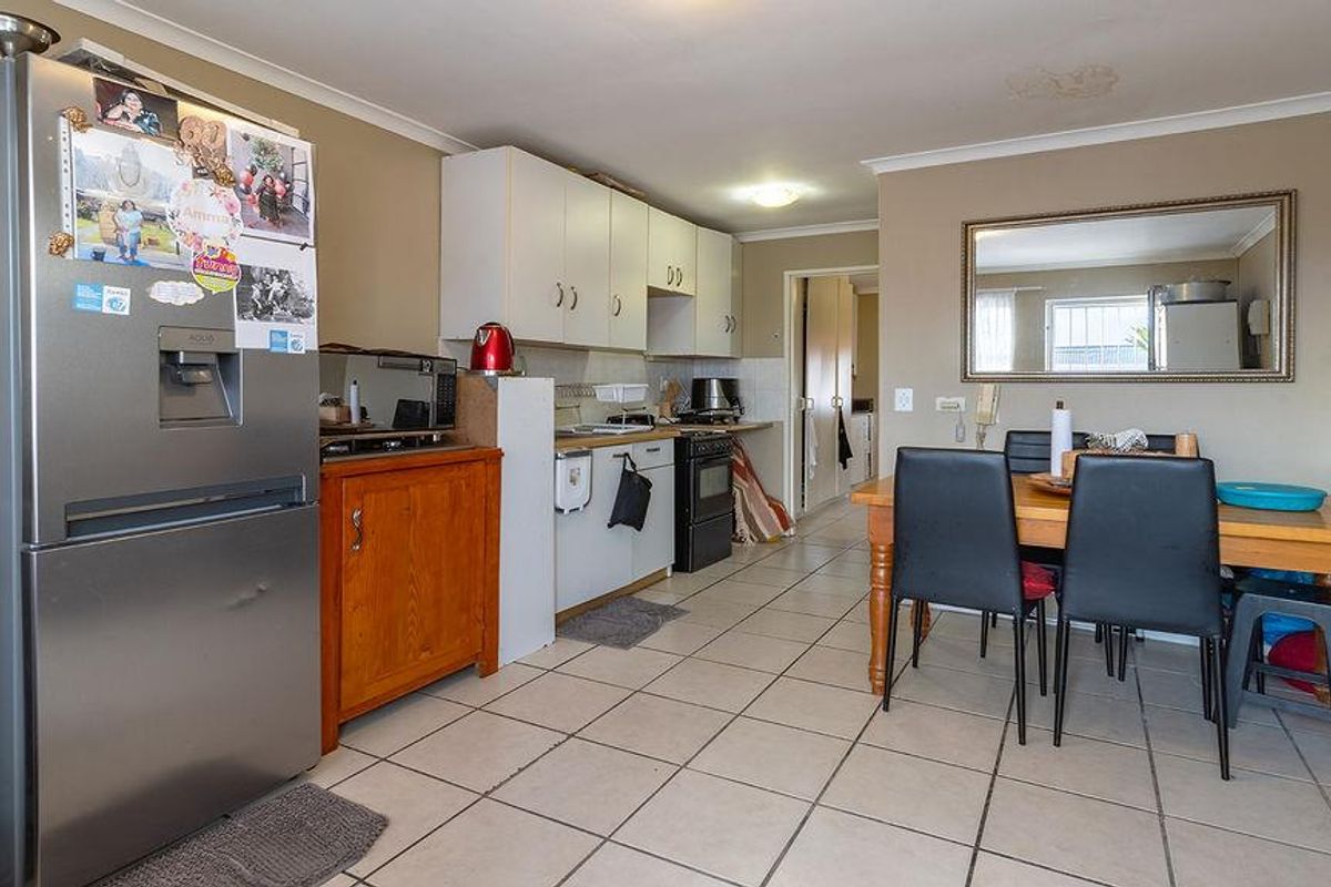 Neat 1 Bedroom Apartment For Sale In Bothasig - Photo 4