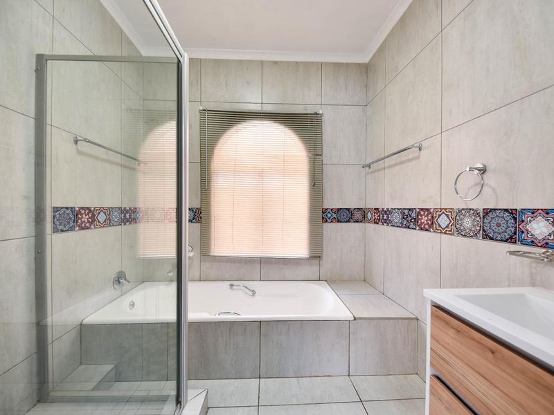 Four Bedroom home in a boomed-off, security estate - Moreleta Park - Photo 8