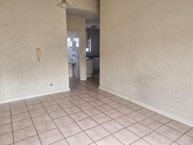 Top floor 1 bedroom in central Sandown position - Photo 4