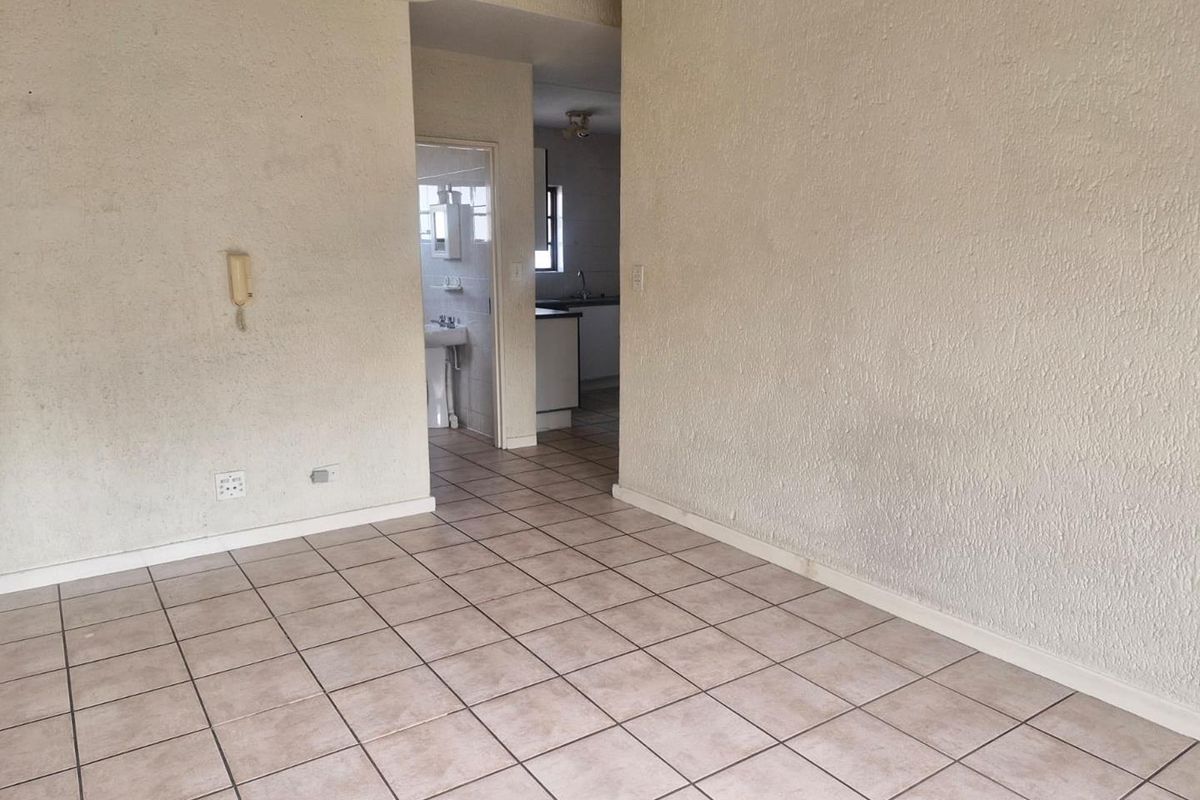 Top floor 1 bedroom in central Sandown position - Photo 4