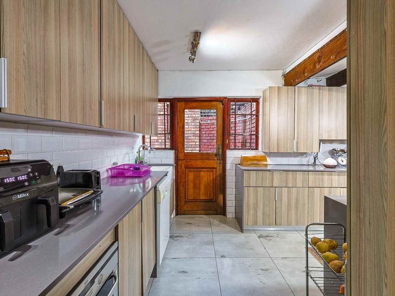 Charming Family Home in Secure Wapadrand Security Village - Photo 8