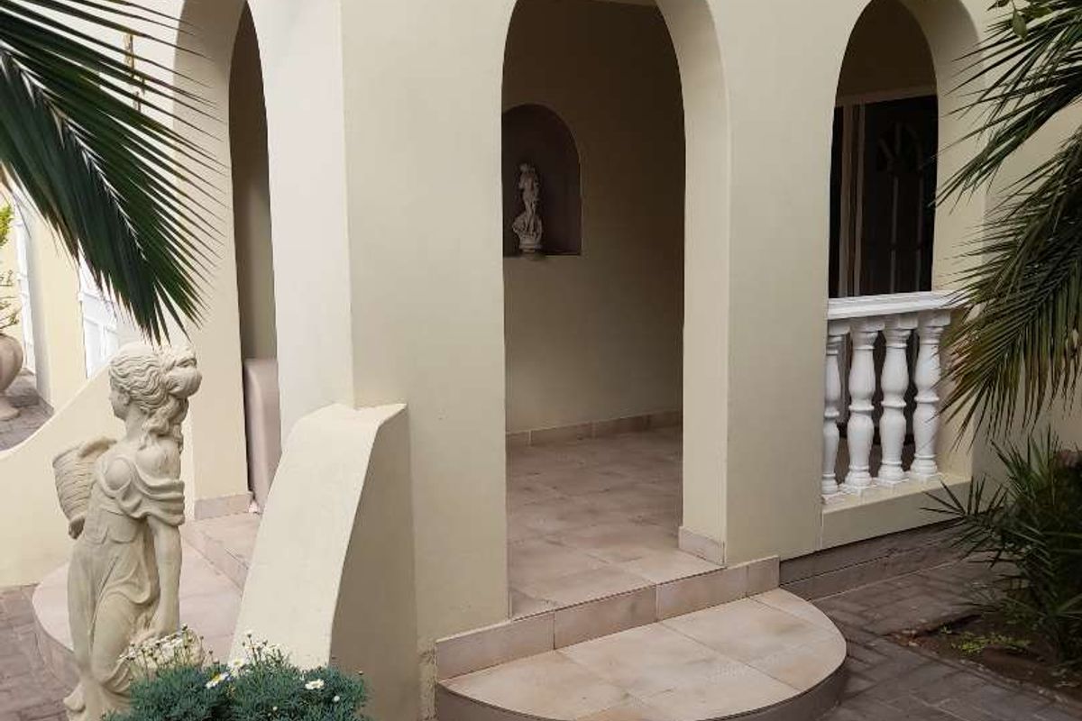Spacious Luxury: 10 Bedrooms in Swakopmund's Safest Neighborhood - Photo 2
