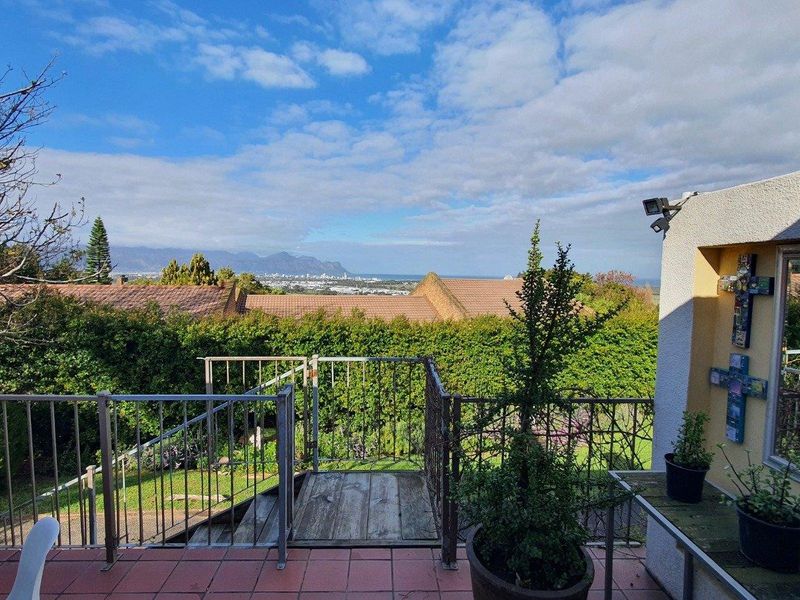 Spacious 1-Bed Apartment in Heldervue with Fireplace & Patio! - Photo 2