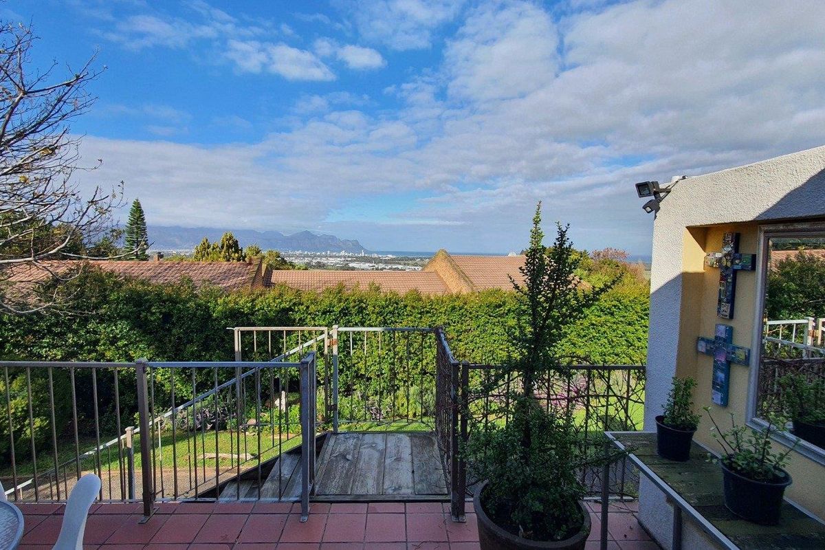 Spacious 1-Bed Apartment in Heldervue with Fireplace & Patio! - Photo 2