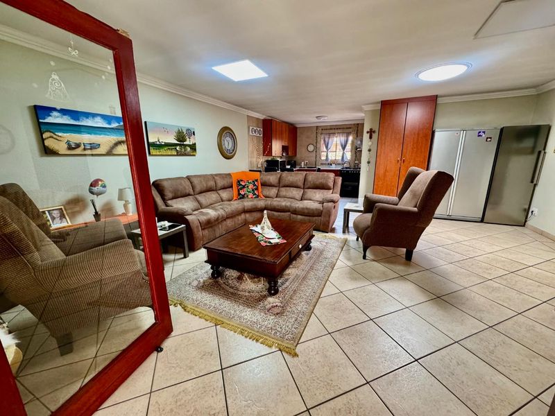 Stylish 3-Bedroom Townhouse in Bartlett - Photo 2