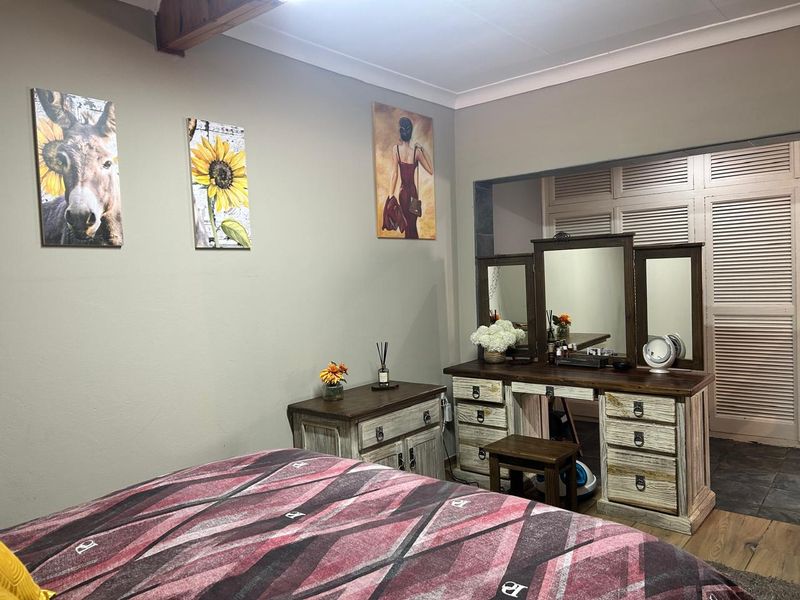 Spacious 3-Bed Home with Dual Flats - Photo 6