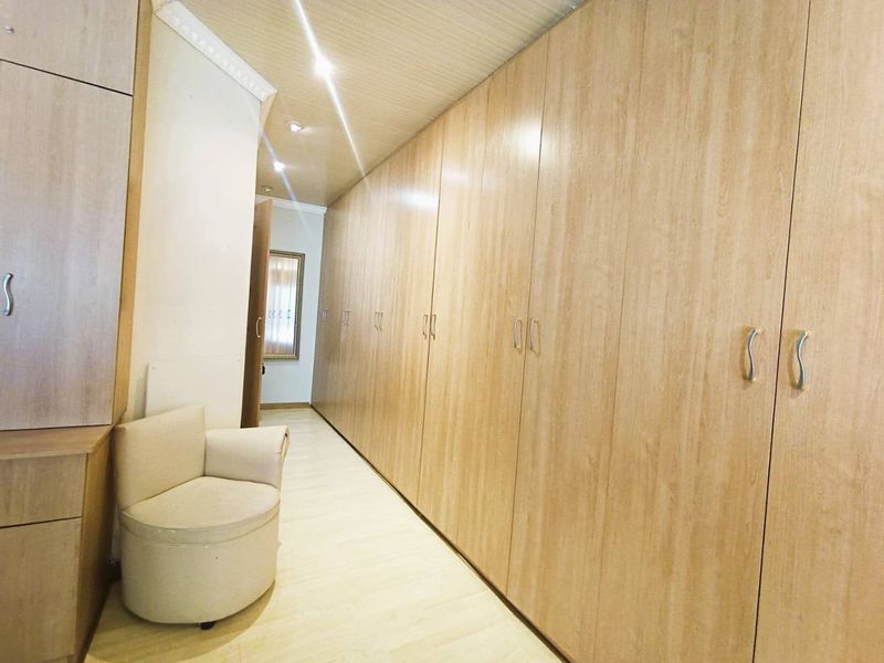 Spacious Family Living with Flexible Dual-Living Potential - Photo 10