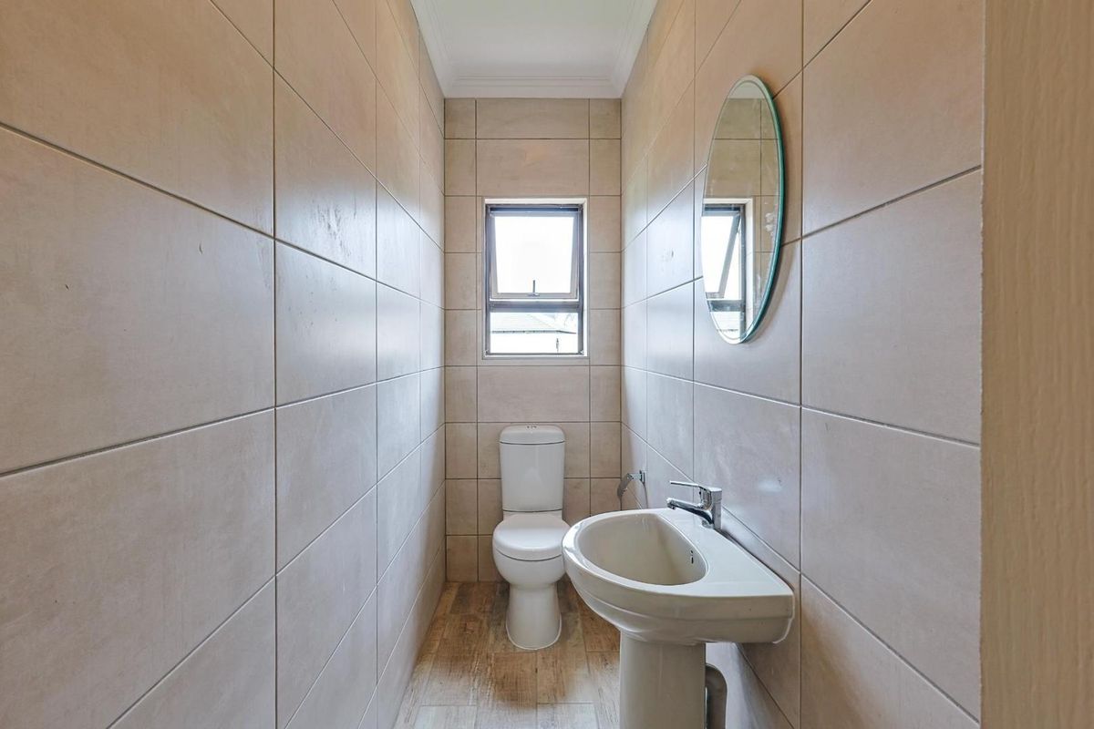 Stunning Modern 4 Bedroom, 2.5 Bathroom Home for Rent - Photo 3