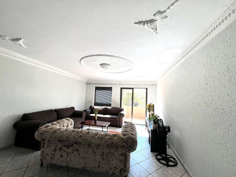 For Sale: Charming First-Floor Three-Bedroom Apartment - Photo 4