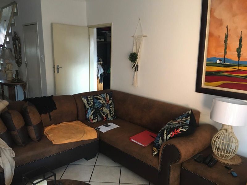 Spacious duplex in guarded security complex - Open to an offer! - Photo 9