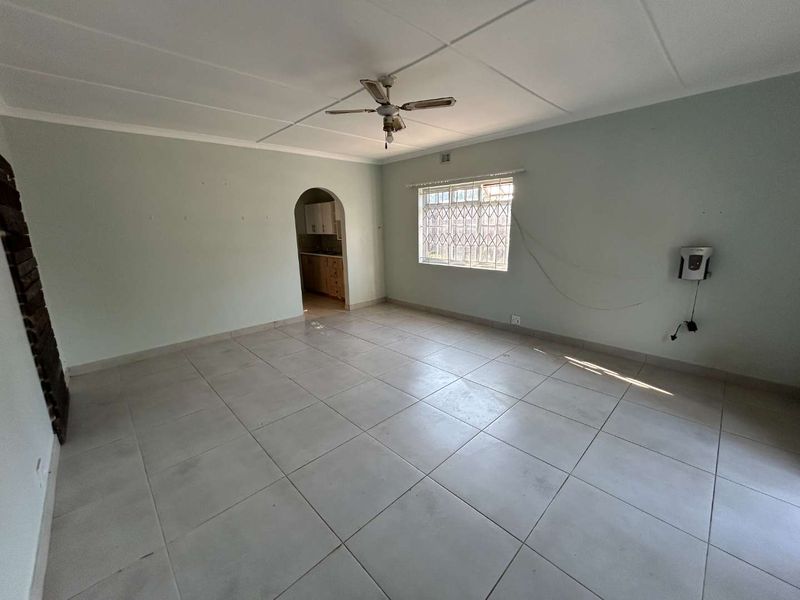Charming 1-Bedroom Cottage with Private Garden! - Photo 2