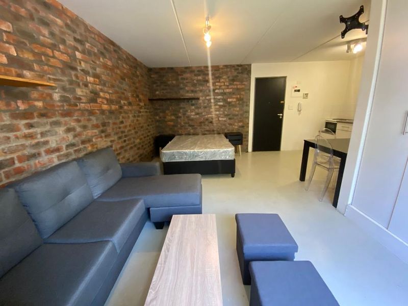 Modern studio apartment with secure parking - Photo 1