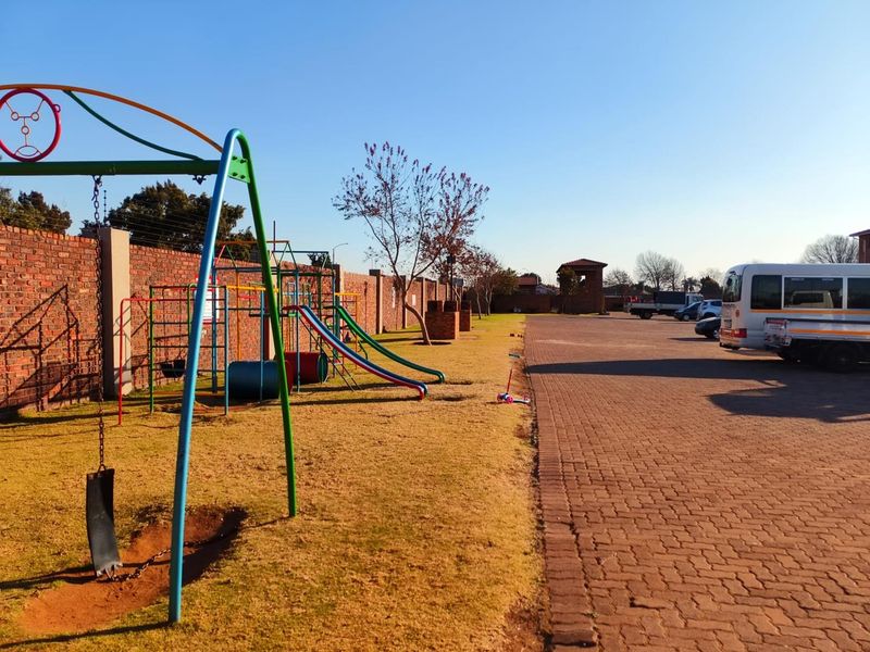 2 bed 2nd floor unit in 24h security complex, close to East rand Mall - Photo 9